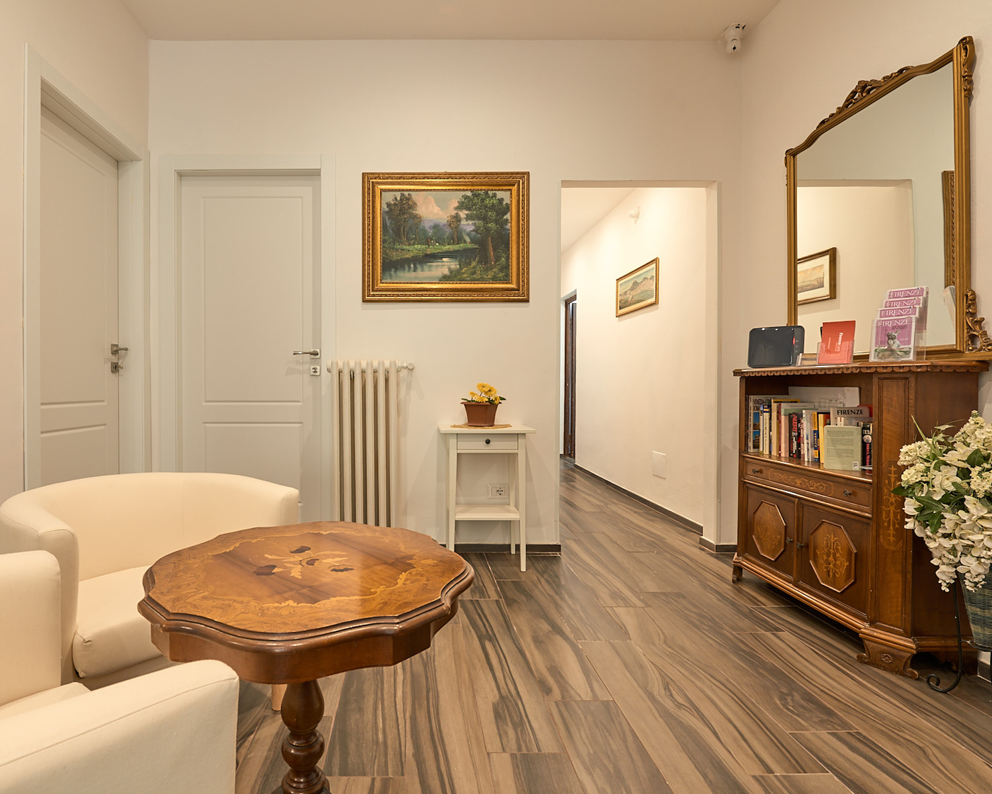 L'ingresso e l'area comune della Residenza Martin, con poltrone e arredi d'epoca